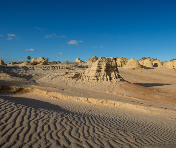 The Walls of China, dramatic formations sculpted by wind and erosion, in Mungo National Park