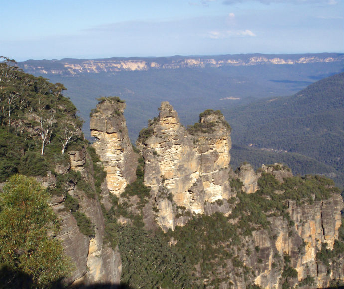 https://www.environment.nsw.gov.au/-/media/OEH/Corporate-Site/Topics/Parks-reserves-and-protected-areas/A-F/blue-mountains-national-park-three-sisters-115139.jpg